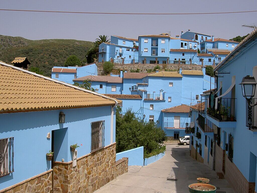 Prédios e casas pintadas de azul de Júzcar, Espanha, para servir de cenário para o filme dos Smurfs. Telhados com coloração avermelhada, tendendo para o marrom. Juzcar é uma das cidades azuis do mundo.