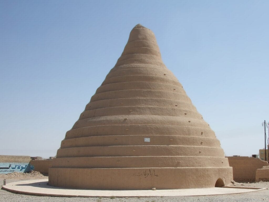 Yakhchal da província de Yazd, construção em forma de domo, com diâmetro reduzindo em direção até o topo, acesso à direita e na base da construção. A tecnologia empregada é um dos segredos do passado da engenharia dos povos antigos.