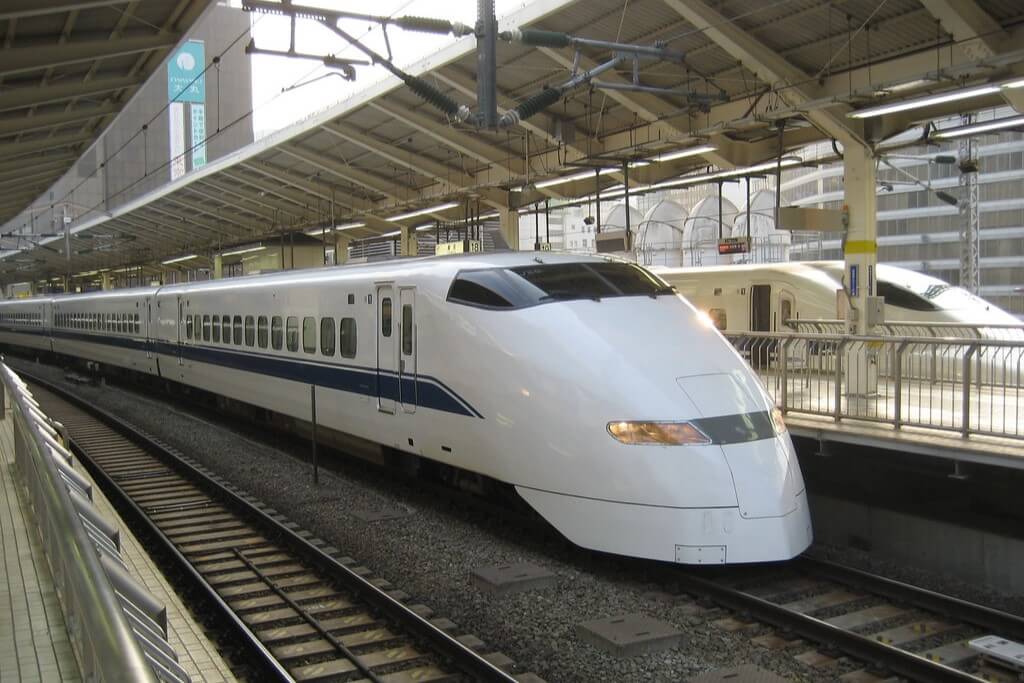 Shinkansen é uma opção para deslocamento para chegar em Takayama e Shirakawa-go.