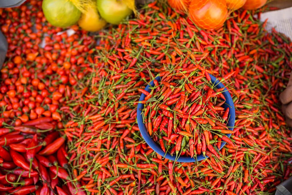 Cestos de pimenta biquinho, pimenta dedo de moça e pimenta malagueta vendidas no Mercado da Vila Rubim em Vitória, Espirito Santo.