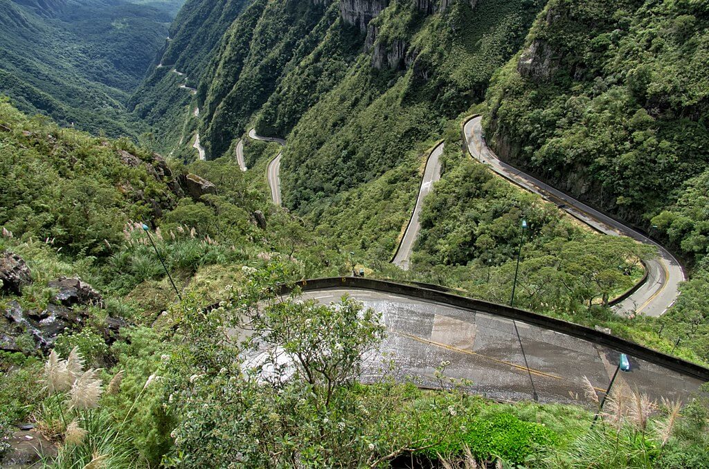 Ecoturismo em Santa Sinuosidade da estrada da Serra do Rio do Rastro em meio à vegetação de encosta da mata atlântica. O local é um   dos 4 Lugares Imperdíveis para prática de ecoturismo em SC.