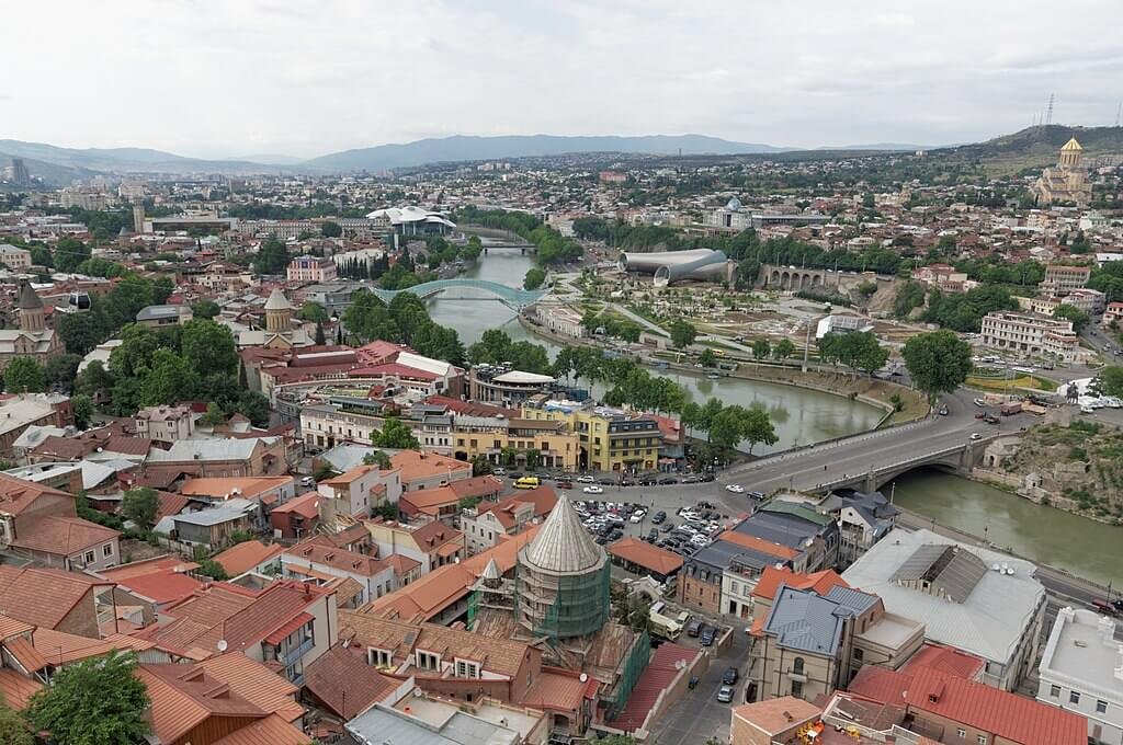 Inúmeras edificações e rio cortando a cidade de Tblisi, onde começamos nossa jornada do Cáucaso ao Mediterrâneo.