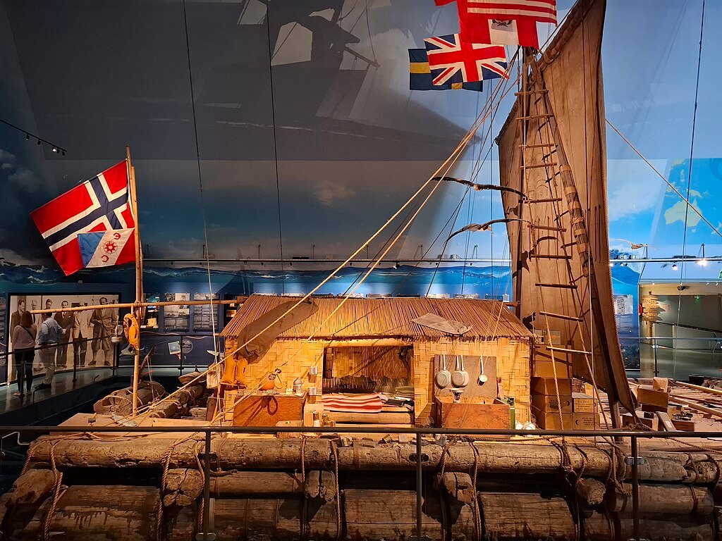 Réplica original da jangada usada na expedição Kon-Tiki de 1947, exibida no Museu Kon-Tiki em Oslo, representando a travessia do Pacífico liderada por Thor Heyerdahl.